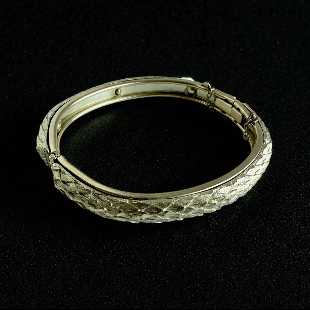 Vintage Gold Tone Diamond-Cut Hinged Bangle Bracelet 6.5"